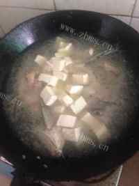 珍馐美味的鱼头豆腐汤做法图解5)