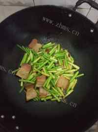 满口清香的蒜苔炒腊肉做法图解3)