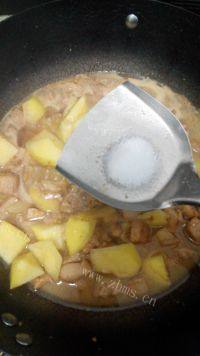 诱人的五花肉炖土豆做法图解13)