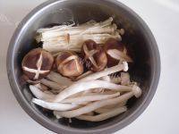 美味的菌菇瘦肉汤做法图解2)