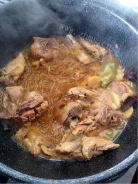 美味可口鸭肉炖粉条做法图解8)