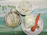 热腾腾的炒河粉做法图解1)