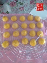 自制南瓜小餐包做法图解13)