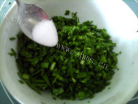 好吃的韭菜豆面玉米饼做法图解9)