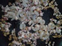 鲜虾菜脯蛋炒饭做法图解6)