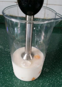 美味的哈蜜瓜酸奶昔做法图解3)