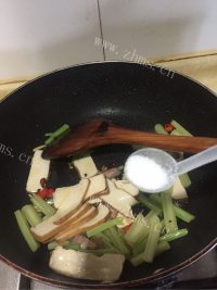 香喷喷的西芹炒豆干做法图解5)