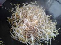 家常菜蒜苗炒豆芽做法图解4)