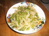 家常菜芹菜炒土豆