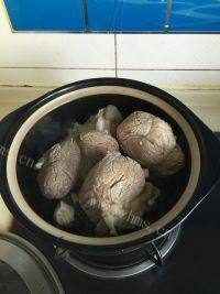美味的五香卤牛肉做法图解4)