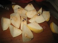 美味的青橄榄雪梨炖瘦肉做法图解6)