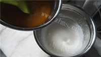色泽鲜亮的芒果流心慕斯做法图解12)