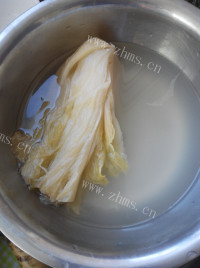 家常菜酸菜汆白肉做法图解2)