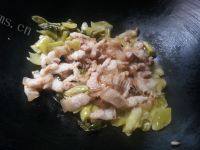 家常菜五花肉炒酸菜做法图解7)