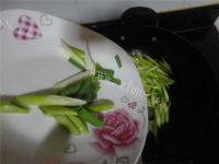 家常菜芦笋炒牛肉做法图解5)