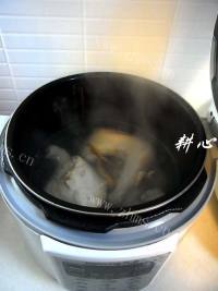 滋补的双参花胶鸡汤做法图解7)