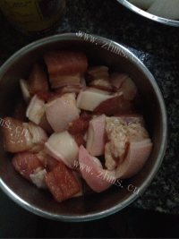 萝卜焖肉做法图解1)