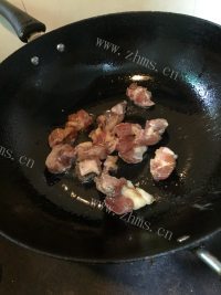 美味的莲藕排骨汤做法图解6)
