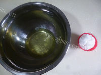 香气浓郁的虎皮蛋糕卷做法图解3)