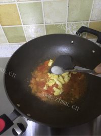 五味俱全的西红柿炒鸡蛋做法图解5)