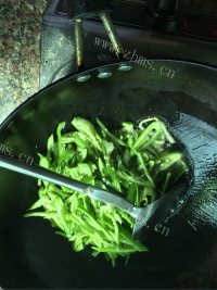 色味俱佳的辣椒炒鸡蛋做法图解4)