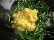美味的鸡蛋炒韭菜做法图解7)