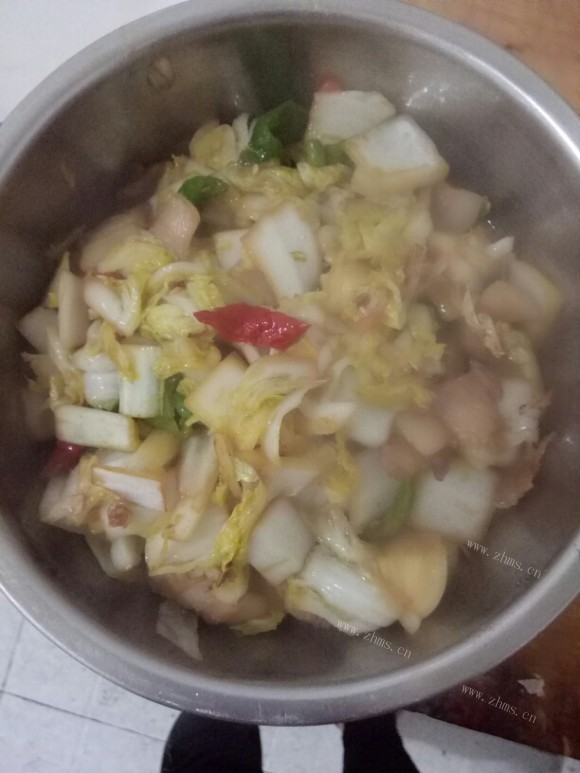 热腾腾的白菜炒肉