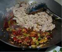 家常菜青椒炒肥肠做法图解4)
