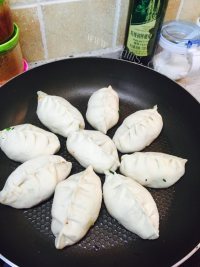 美味的柳叶冰花锅贴做法图解3)