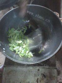 家常菜芹菜炒香干做法图解3)