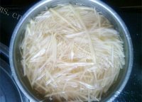 家常菜芹菜土豆丝做法图解3)