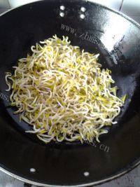 家常菜青椒炒绿豆芽做法图解2)