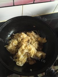 家常东北炒酸菜做法图解9)