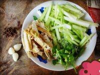 软嫩的芹菜炒豆干做法图解1)