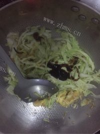 自制黄金虾米包菜做法图解5)