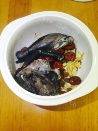 美味的炖乌鸡做法图解5)