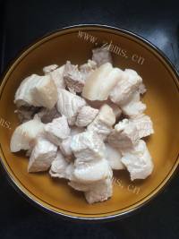 家常菜炖五花肉做法图解4)