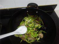 家常菜芦笋炒牛肉做法图解7)
