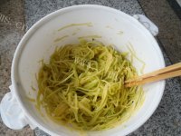 可口的吊瓜丝鸡蛋饼做法图解4)