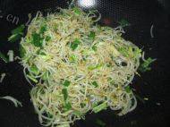 家常韭菜炒豆芽做法图解5)