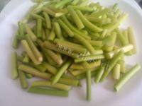 家常菜蒜薹炒牛肉做法图解2)