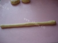 自制牛奶花朵面包做法图解4)