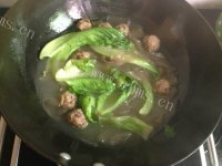 自制肉丸粉片青菜汤做法图解7)
