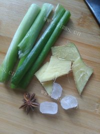 营养丰富的牛肉炖土豆胡萝卜做法图解3)