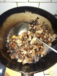 色泽鲜亮的鸡腿炖蘑菇做法图解6)