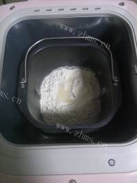 美味的奶酥粒餐包做法图解3)