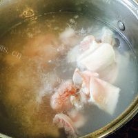 芳香四溢的西洋菜猪骨汤的做法图解二