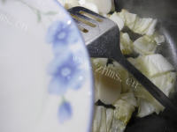 独特的牛肉酱白菜炒年糕做法图解4)