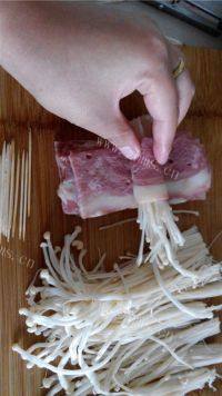 家常菜金针菇培根卷做法图解2)
