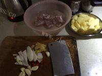 很有食欲的小土豆炖排骨做法图解1)